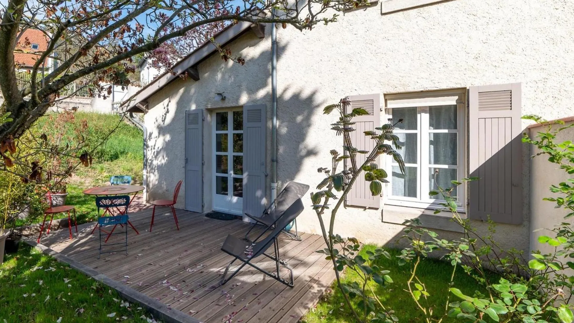 Gite Charmant Avec Jardin, Terrasse Et Tout Confort A Saint-Galmier - Fr-1-496-293