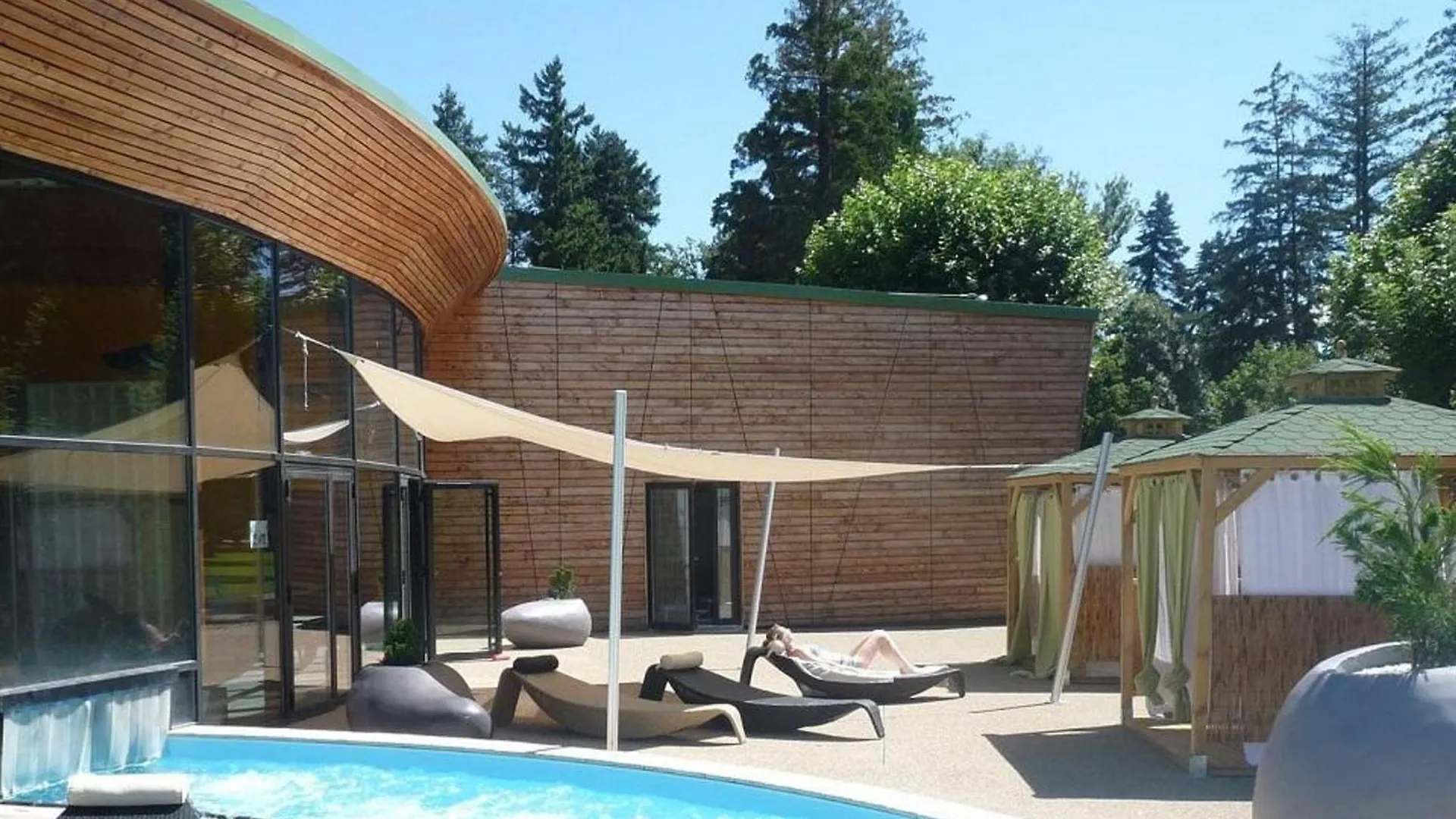 Gite Charmant Avec Jardin, Terrasse Et Tout Confort A Saint-Galmier - Fr-1-496-293 0*,  France